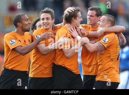 David Edwards (au centre) de Wolverhampton Wanderers est félicité par ses coéquipiers après avoir obtenu la note de leur deuxième objectif Banque D'Images