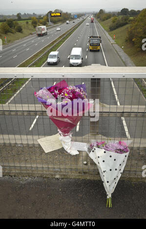 Des hommages floraux sont attachés à un pont autoroutier sur Hyde Lane, en face de la M5 à Somerset, près d'un tas de 34 véhicules qui a fait sept morts et a fait 51 blessés. Banque D'Images