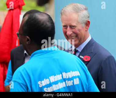 Le Prince de Galles s'entretient avec le personnel de WaterAid lors d'une visite au projet d'approvisionnement en eau et d'assainissement en milieu urbain WaterAid dans la banlieue de Feri, à Kigamboni, à Dar es-Salaam, en Tanzanie, en Afrique,le deuxième jour d'une excursion de quatre jours dans le pays. Banque D'Images