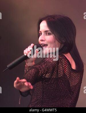 Andrea Corr, du groupe pop irlandais « les Corrs », se produit sur scène lors du Glastonbury Festival 1999.* le chanteur irlandais Ronan Keating et le chat américain reine Oprah Winfrey sont sur le point d'être les deux faces supérieures du nouveau millénaire, selon la recherche publiée.La chanteuse principale Andrea Corr et la star solo Ricky Martin ont été rejointes en deuxième place avec la légende du basket-ball Michael Jordan, et le président américain Bill Clinton en troisième.L'étude a été réalisée par Edelman public relations Worldwide, avec des commentaires provenant de pays du monde entier. Banque D'Images