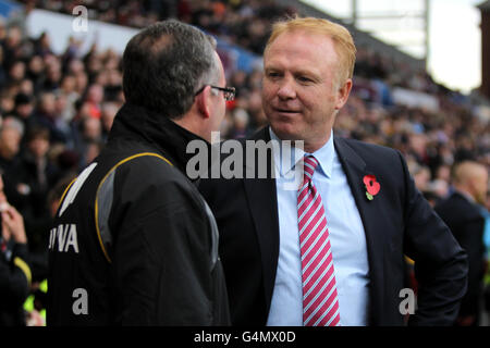 Alex McLeish, directeur de la Villa Aston (à droite), discute avec Norwich City directeur Paul Lambert Banque D'Images