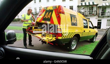 Automobile Association (AA) patrolman Tom Standeven au travail à Bristol. Centrica, propriétaire de British Gas, va acheter l'automobile Association pour 1.1 milliards, les deux groupes disant que l'accord créerait des économies d'au moins 85 millions par an. 19/09/02 : l'AA prévoit d'éliminer progressivement la plupart de ses téléphones SOS en bord de route en raison d'un manque d'utilisation par les membres, a déclaré le groupe automobile. La plupart des appels de détresse en bord de route sont maintenant faits au groupe à partir de téléphones mobiles, faisant de la cabine téléphonique AA une chose du passé. Le boom des téléphones mobiles a rendu nos téléphones en bordure de route pratiquement redondants, a déclaré M. Kerry Banque D'Images