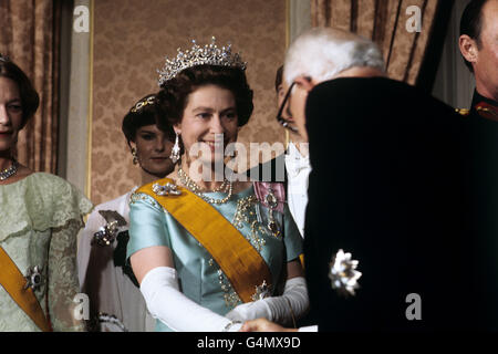 La reine Elizabeth II se réunit lors d'un banquet donné par le Grand-Duc Jean de Luxembourg. Banque D'Images