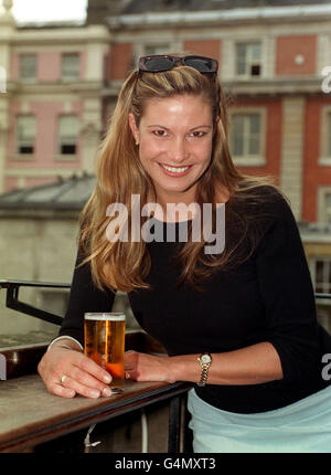 Mimi MacPherson, sœur du supermodèle elle et du « visage des fosters », tient un verre de la lager lors d'une séance photo sur le balcon du Punch & Judy pub à Covent Garden, Londres, pour l'annonce des résultats financiers préliminaires de Fosters. Banque D'Images