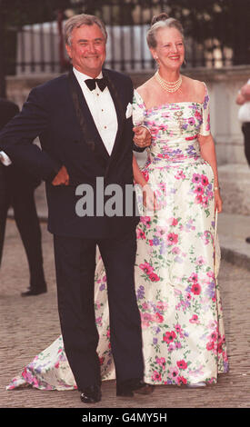 La reine Margarethe et le prince Henrik du Danemark arrivent à Bridgewater House à Victoria, Londres, pour un bal de gala qui a eu lieu deux jours avant le mariage de Carlos Morales Quintana et de la princesse Alexia, fille du roi Constantine, l'ancien roi de Grèce. * la date du mariage est le vendredi 9 1999 juillet. Banque D'Images