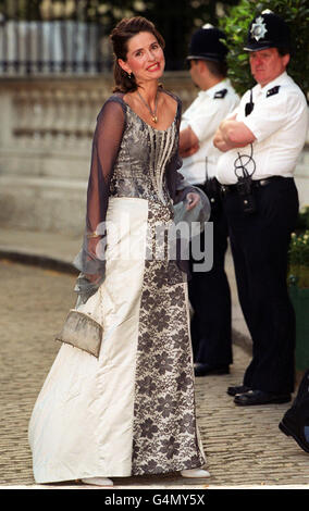 Un invité arrive à Bridgewater House à Victoria, Londres, pour un bal de gala tenu deux jours avant le mariage de Carlos Morales Quintana et de la princesse Alexia, fille du roi Constantine, l'ancien roi de Grèce. Le mariage aura lieu le vendredi 9 juillet 1999. Banque D'Images