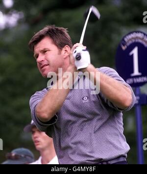 Nick Faldo, en Angleterre, débarque le deuxième jour du tournoi de golf Standard Life Loch Lomond, en Écosse. Banque D'Images