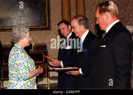 La reine Elizabeth II présente au sénateur George Mitchell, qui a négocié l'entente du Vendredi Saint, un chevalier honoraire - l'insigne d'un GBE (Chevalier Grand-Croix de l'ordre de l'Empire britannique) lors d'une cérémonie au Palais de Buckingham. * John de Chastelain, chef de l'organe de démantèlement des armes et Harri Holkeri, l'ancien Premier ministre de Finlande, qui a présidé le regard sur les pourparlers de paix (à droite). Banque D'Images