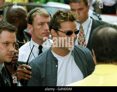 Le cœur latin et la star pop Ricky Martin arrivent à la Virgin Megastore à Oxford St, dans un climat de sécurité serrée.Martin est dans le pays pour promouvoir son dernier album.3/10/99 le chanteur irlandais Ronan Keating et la reine Oprah Winfrey sont sur le point d'être les deux visages principaux du nouveau millénaire, selon une recherche publiée.La chanteuse principale Andrea Corr et la star solo Ricky Martin ont été rejointes en deuxième place avec la légende du basket-ball Michael Jordan, et le président américain Bill Clinton en troisième.L'étude a été réalisée par Edelman public relations Worldwide, avec des commentaires de pays Banque D'Images