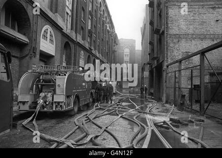 Des pompiers travaillent encore sur le dépôt d'entreposage frigorifique désutilisé de Willson's Wharf, Battle Bridge Lane, près du London Bridge, où l'incendie avait fait rage toute la nuit. Huit pompiers ont été blessés dans l'incendie, le plus grand de Londres depuis la Seconde Guerre mondiale. Banque D'Images