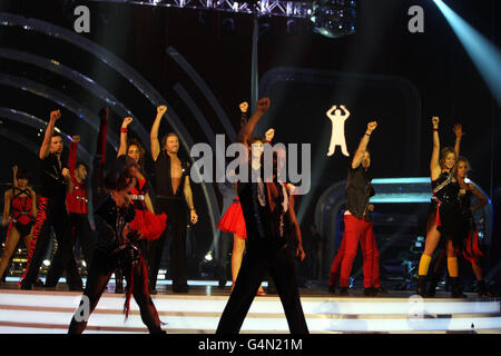 Célébrités et danseurs professionnels de Strictly Come Dancing répétition d'une reine Melody spéciale à Wembley Arena, Londres. Banque D'Images