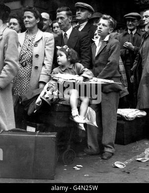 Little Valérie Willerby, âgée de 12 ans, attend dans la file d'attente le train de l'île de Wight à la gare de Waterloo, Londres, car elle et une foule importante d'autres personnes sont impatients de passer leur vacances du mois d'août sur la côte sud. Banque D'Images