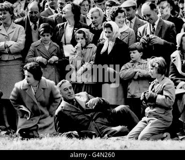 La reine Elizabeth II, Earl Mountbatten et la princesse Anne, à droite, se détendre sur l'herbe sous le soleil devant d'autres spectateurs assistant à la deuxième journée des trois jours d'essais de la British Horse Society au Badminton. Banque D'Images