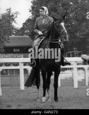 La reine Elizabeth II à cheval sur l'hippodrome avant l'ouverture du troisième jour de la rencontre de l'Ascot royale. Elle a pris part à une "course" non officielle et a terminé quatrième à d'autres membres de son parti de sept. Banque D'Images