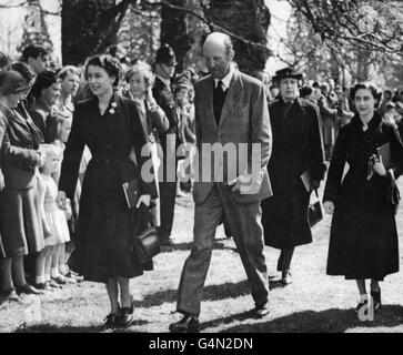 *numérisé hors impression* la reine Elizabeth II et sa sœur la princesse Margaret, avec le duc de Beaufort quand ils sont arrivés à Badminton pour assister aux épreuves olympiques de chevaux. Banque D'Images