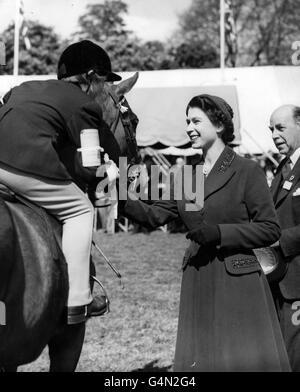 *numérisé hors impression* la reine Elizabeth II remet un prix à Kay Hinkley, on 'Hassan', pour sa part dans un événement de poney pour enfants au Royal Windsor Horse Show à Home Park, au château de Windsor. Banque D'Images