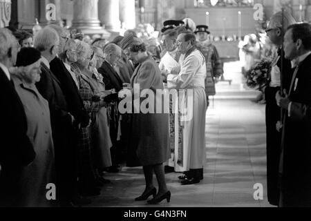 La Reine distribuant l'argent de Maundy dans la tradition centenaire de la cathédrale St Philip, Birmingham. Banque D'Images