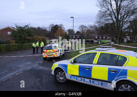 La police se présente sur les lieux à la suite d'une présumée explosion de gaz dans une maison de Sutherland Chase, Ascot, Berkshire. APPUYEZ SUR ASSOCIATION photo. Date de la photo: Mercredi 23 novembre 2011. Deux personnes ont été emmenées à l'hôpital pour le traitement des blessures causées par des brûlures la police a été appelée à faire état de l'explosion à 12h23, a déclaré la Thames Valley police. Les officiers et les pompiers ont aidé à évacuer les propriétés voisines vers la propriété détachée, et d'autres maisons des jardins de Nash ont également été évacuées. Voir PA Story POLICE Blast. Le crédit photo devrait se lire: Steve Parsons/PA Wire Banque D'Images