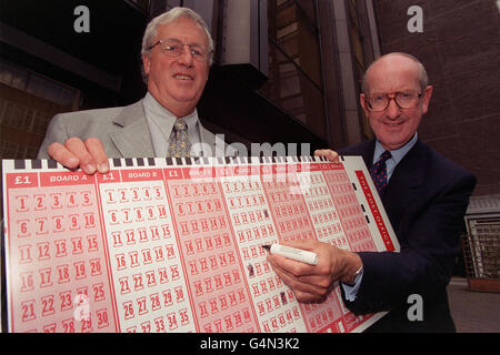 Tim Holley, chef de la direction de Camelot (à gauche) et John Roberts, chef de la direction du bureau de poste, lors d'une séance photo où le bureau de poste a annoncé qu'il se joindra à Camelot pour exploiter la Loterie nationale à partir de 2001 à l'expiration de la licence actuelle. Banque D'Images