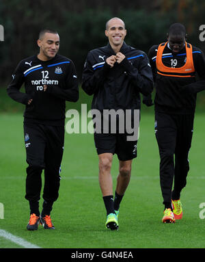 Football - Barclays Premier League - Manchester United / Newcastle United - Newcastle United Training session - Longbenton Trai....Gabriel Obertan et Danny Simpson de Newcastle United lors d'une séance d'entraînement au terrain d'entraînement de Longbenton, à Newcastle. Banque D'Images