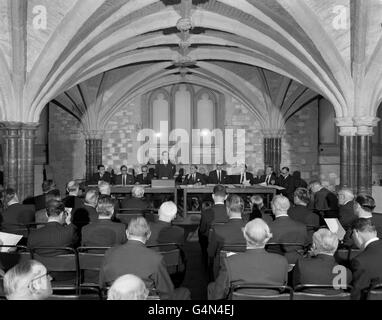 Cadre historique, la crypte sous Guildhall, Londres, pour la centième assemblée générale annuelle de l'Association de la presse, l'agence de presse nationale britannique, qui célèbre son centenaire. Le Président de l'AP, M. W D Barnetson (Président et Directeur général conjoint, United Newspapers Ltd.), prend la parole. Les administrateurs et deux des dirigeants de l'Association sont assis aux tables. (l-r) L. J. Stalard (directeur général adjoint et directeur général de la Midland News Association Ltd), le vice-président, A. M Burnett-Stuart (directeur général adjoint conjoint, Thomson Banque D'Images