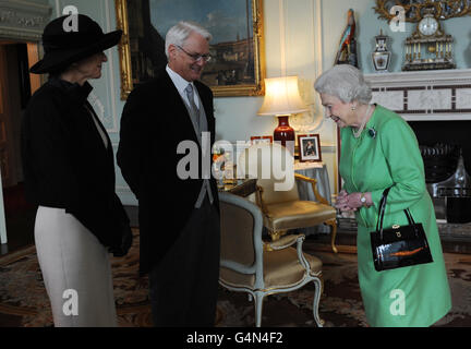 La reine Elizabeth II reçoit son Excellence M. Gordon Campbell lors de sa nomination au poste de haut-commissaire pour le Canada au Palais de Buckingham à Londres, accompagné de son épouse Nancy Chipperfield. Banque D'Images