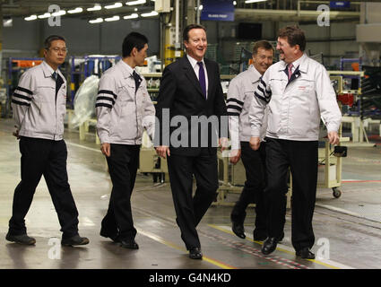 Le Premier ministre David Cameron (au centre) s'entretient avec Tony Walker, directeur général adjoint de Toyota Royaume-Uni (à droite) à l'usine Toyota de Burnaston. Banque D'Images