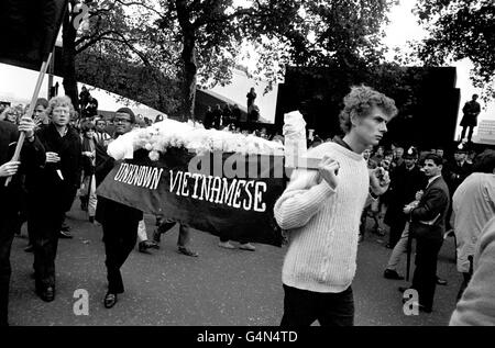 Marcheurs sur le remblai de Victoria après le début de la grande marche anti-guerre du Vietnam à Londres.On estime à 20,000 le nombre de participants à la marche de l'Embankment. Banque D'Images