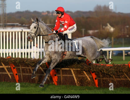 L'Empire Levant, monté par Harry Derham sur leur chemin vers la victoire dans le Sportingbet, parraine l'obstacle Conditional Jockeys Championship handicap pendant le Newbury Day of the Sportingbet Winter Festival à Newbury Racecourse, Berkshire. Banque D'Images