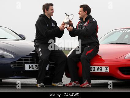 Tommy Seymour des Glasgow Warriors et Nick de Luca (à droite) d'Edinburgh Rugby lors du lancement de la coupe 1872 au circuit de course Knockhill, Dunfermline. APPUYEZ SUR ASSOCIATION photo. Date de la photo: Jeudi 24 novembre 2011. Le crédit photo devrait se lire comme suit : Andrew Milligan/PA Wire Banque D'Images