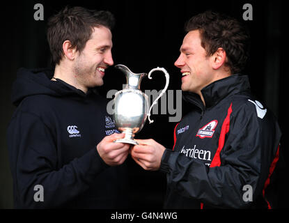 Tommy Seymour des Glasgow Warriors et Nick de Luca (à droite) d'Edinburgh Rugby lors du lancement de la coupe 1872 au circuit de course Knockhill, Dunfermline. APPUYEZ SUR ASSOCIATION photo. Date de la photo: Jeudi 24 novembre 2011. Le crédit photo devrait se lire comme suit : Andrew Milligan/PA Wire Banque D'Images