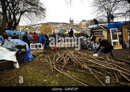 Une vue générale du camp d'Occupy Bristol alors que Billy Bragg réalise un concert improvisé sur une scène de fortune qui a été érigée au Collège Green, devant les bureaux du conseil municipal de Bristol. Banque D'Images