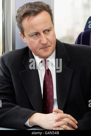 Le Premier ministre David Cameron est assis sur un train lorsqu'il arrive au dépôt ferroviaire de Newton Heath lors d'une visite du Nord-Ouest. Banque D'Images