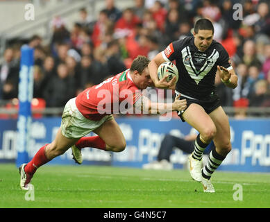 Rugby League - Gillette four Nations Series - pays de Galles / Nouvelle-Zélande - Wembley Stadium.Gerard Beale, en Nouvelle-Zélande, bat l'attaque de Ian Webster, au pays de Galles, lors du match des quatre nations de Gillette au stade Wembley, à Londres. Banque D'Images