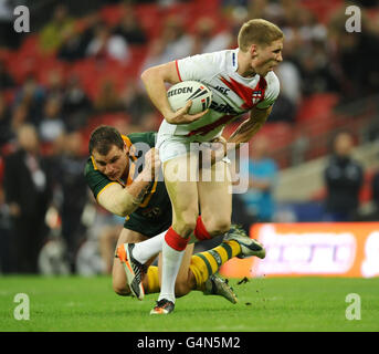 Rugby League - Gillette four Nations Series - Angleterre v Australie - Wembley Stadium.Le Sam Tomkins d'Angleterre est attaqué par Anthony Watmough d'Australie lors du match des quatre nations de Gillette au stade Wembley, à Londres. Banque D'Images