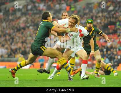 Rugby League - Gillette four Nations Series - Angleterre v Australie - Wembley Stadium.Le Ben Westwood, en Angleterre, est attaqué par Billy Slater, en Australie, lors du match des quatre nations de Gillette au stade Wembley, à Londres. Banque D'Images