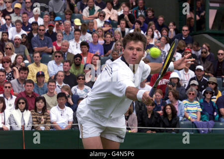 Aucune utilisation commerciale: Miles MacLagan (Royaume-Uni) en action pendant son match contre Boris Becker (Allemagne) aux Chapionships de tennis de Wimbledon. Banque D'Images