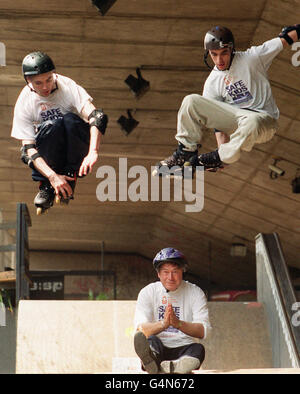 Rob Cole (à gauche) et Johnny Sao-Bento démontrent leurs compétences en roller sur Tony Banks, le ministre des Sports, au PlayStation Skate Park de Sony, à Londres, pour lancer un ensemble d'initiatives visant à combattre les blessures infantiles accidentelles et à encourager des activités sportives saines. Banque D'Images