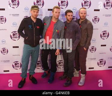 (De gauche à droite) Jonny Buckland, Chris Martin, Guy Berryman et will Champion de Coldplay arrivant pour les MTV Europe Music Awards 2011 à l'Odyssey Arena, Belfast. Banque D'Images