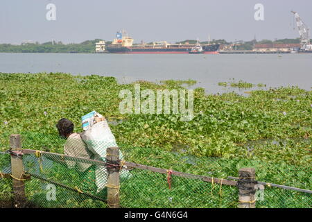 Kochi, Inde - 7 novembre 2015 - Sans-abri la collecte des déchets sur la rive de Kochi, Inde Banque D'Images