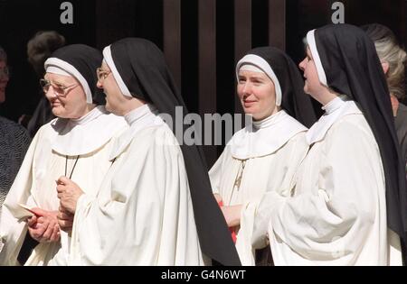 Des religieuses sans nom arrivent à la cathédrale de Westminster à Londres pour les funérailles du Cardinal Basil Hume, le chef de l'Église catholique romaine en Angleterre et au pays de Galles depuis 1976. * l'archevêque de Canterbury, et les premiers ministres de Grande-Bretagne et d'Irlande devaient être parmi les boureurs. Le cardinal Hume est décédé le 17 1999 juin, deux mois après avoir annoncé qu'il souffrait d'un cancer abdominal inopérable. Banque D'Images