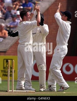 James Kirtley (à gauche), le batteur Sussex Bowler, est félicité par les coéquipiers après le bowling propre Mike Watkinson, le batteur du Lancashire, lors de la finale de la Super-Cup de Benson & Hedges au stade Old Trafford de Lancashire. Banque D'Images