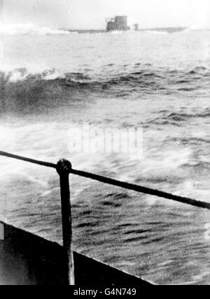 c19/9/1942: Une photo rare prise d'une Corvette canadienne montrant un U-Boat allemand (sous-marin) faisant un effort pour s'échapper pendant la Seconde Guerre mondiale. Le U-Boat a été pris après un combat de surface dans lequel des charges de profondeur et des canons ont été utilisés. Peut-être U210 ou U379. Banque D'Images