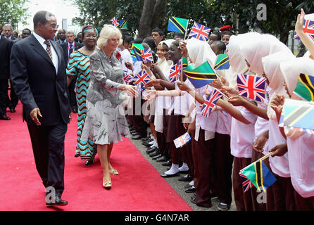 La duchesse de Cornwall accueille les écoliers avec Jakaya Kikwete, présidente de la Tanzanie et la première dame Salma Kikwete lorsqu'elle arrive à la Maison d'État de Dar es-Salaam, en Tanzanie. Banque D'Images