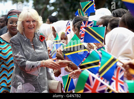 La duchesse de Cornwall accueille des écoliers en branchant des drapeaux lorsqu'elle arrive à la Maison d'État de Dar es Salaam, en Tanzanie. Banque D'Images