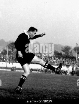 Don Clarke/tous les Noirs.Don Clarke, plein-back avec les All Blacks de Nouvelle-Zélande, lors d'une tournée de l'Angleterre. Banque D'Images