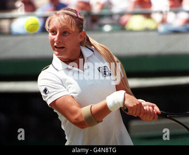 Aucune utilisation commerciale. Mirjana Lucic de Croatie en action lors de son match de demi-finale contre Steffi Graf en Allemagne à Wimbledon. Graf défait Lucic 6-7, 6-4, 6-3. Banque D'Images