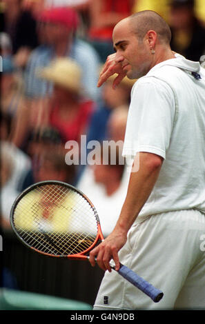 Pas d'utilisation commerciale : Andre Agassi d'Amérique ressent la pression après avoir perdu les deux premiers ensembles 6-3 6-4 contre Pete Sampras américain pendant la finale des singles hommes à Wimbledon. Banque D'Images