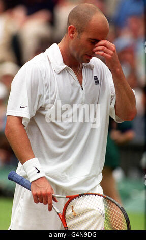 Aucune utilisation commerciale : Andre Agassi de l'Amérique se sent abattu après avoir perdu la deuxième série de la finale masculine contre Pete Sampras américain à Wimbledon. Sampras défait Agassi 6-3 6-4 7-5. Banque D'Images