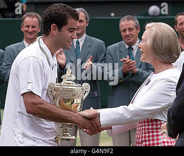 Pas d'utilisation commerciale : le Pete Sampras d'Amérique tremble les mains avec la duchesse de Kent après qu'elle lui a présenté le trophée hommes célibataires après qu'il a battu Andre Agassi à Wimbledon. Sampras défait Agassi 6-3 6-4 7-5. Banque D'Images